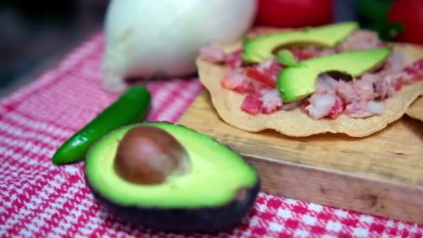 Tostadas de atum mexicano em tábua de madeira e cercado por legumes — Vídeo de Stock