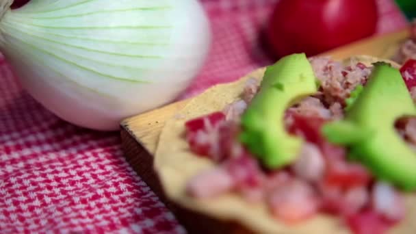 Tostadas mexicanas de atún sobre tabla de madera y rodeadas de verduras — Vídeo de stock