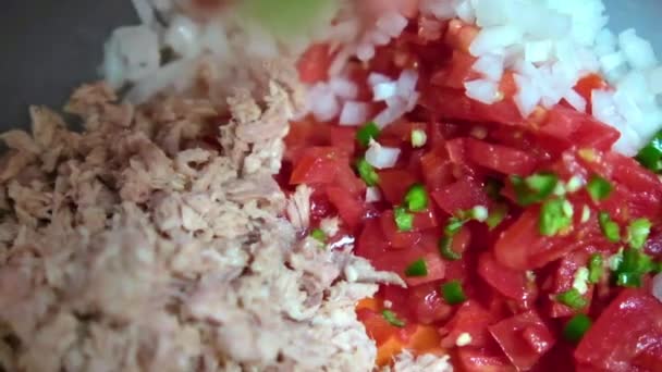 Tangan meremas kapur ke tuna cincang dan pico de gallo Meksiko — Stok Video