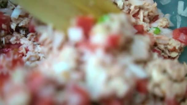 Cuillère en bois mélangeant thon haché et pico de gallo mexicain — Video