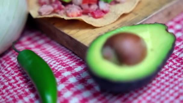 Tostadas de atum mexicano em tábua de madeira e cercado por legumes — Vídeo de Stock