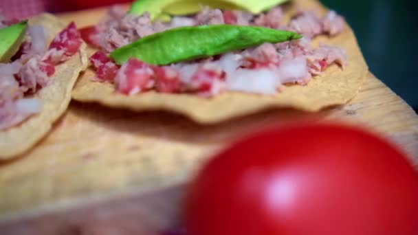 Tostadas mexicanas de atún sobre tabla de madera y rodeadas de verduras — Vídeos de Stock