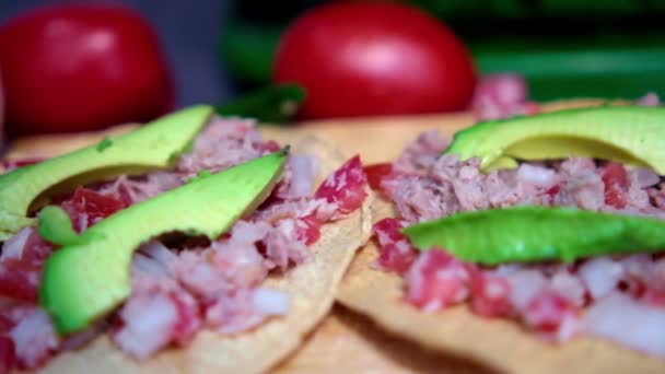 Mexikói tonhal tostadas a fa fórumon, és zöldséggel körülvéve — Stock videók