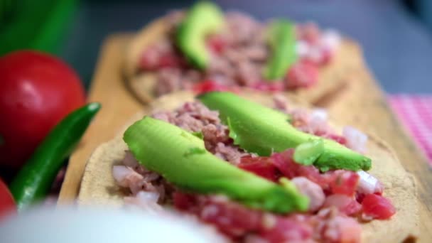 Tostadas mexicanas de atún sobre tabla de madera y rodeadas de verduras — Vídeos de Stock