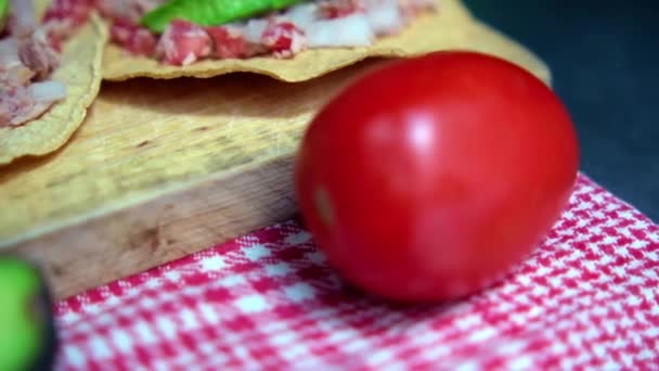 Meksykańskie tostadas tuńczyka na drewnianej desce i otoczony warzywami — Wideo stockowe
