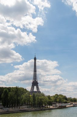 Seine Nehri ve Eyfel Kulesi Güzel mavi bir gökyüzünün altında