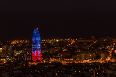 Gece Agbar Kulesi ve Barselona 'nın güzel panoramik manzarası