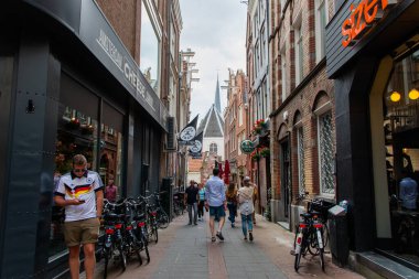 Barışçıl bir sokakta klasik Avrupa binaları ve yayalar