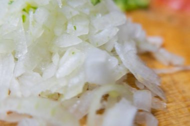 Doğranmış soğanları doğrama tahtasına yakın çekim