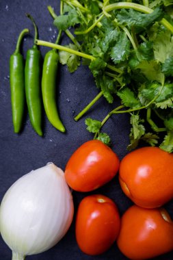 Biber, soğan ve kişniş üzerine domates.