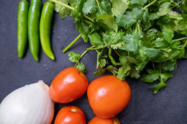 Biber, soğan ve kişniş üzerine domates.