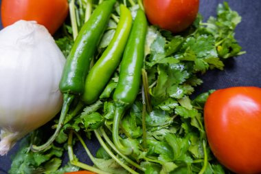 Biber, soğan ve kişniş üzerine domates.