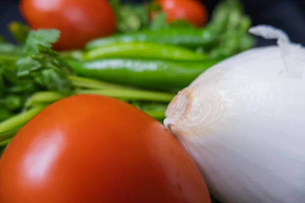 Chili paprika, hagyma és paradicsom a koriander felett — Stock Fotó