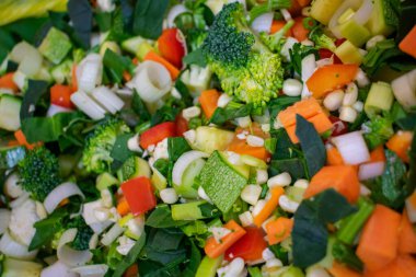 Birkaç dilimlenmiş sebze karışımının yakın çekimi.