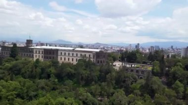 Ağaçlarla kaplı bir tepenin üstündeki Meksika şatosu