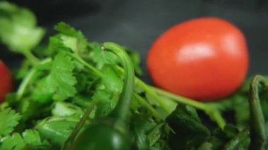 Biber, soğan ve kişniş üzerine domates.