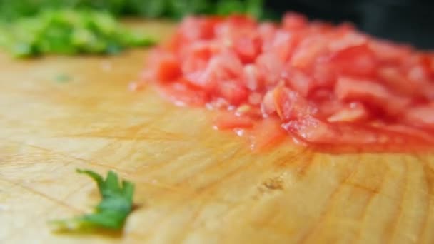 Siekana kolendra, pomidor i papryka chili na desce do krojenia — Wideo stockowe
