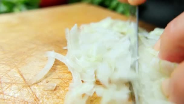 Close-up van gehakte uien op een snijplank — Stockvideo