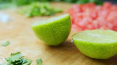 Doğranmış sebzelerle dilimlenmiş kireç.