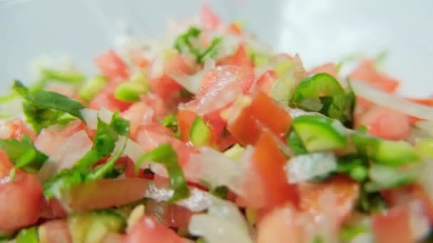 Τομάτα, κρεμμύδι και καυτερή πιπεριά σε λευκό πιάτο — Αρχείο Βίντεο