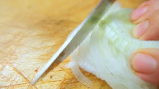 Zbliżenie posiekanej cebuli na desce do krojenia — Wideo stockowe