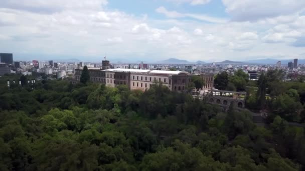 Castillo mexicano en la cima de una colina cubierta de árboles — Vídeos de Stock