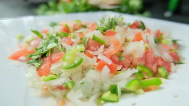Τομάτα, κρεμμύδι και καυτερή πιπεριά σε λευκό πιάτο — Αρχείο Βίντεο