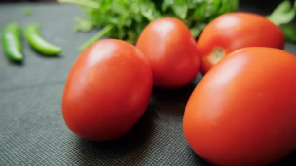 Tomates et coriandre sur une table bleu foncé — Video