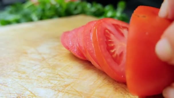 Tangan mengiris tomat di papan potong — Stok Video