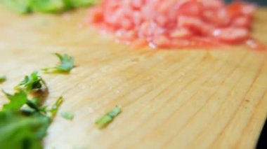 Doğranmış kişniş, domates ve acı biber.