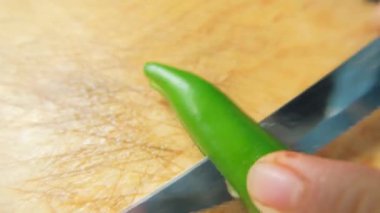 Kesme tahtasında dilimlenmiş kırmızı biber yakın plan.