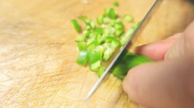 Kesme tahtasında doğranmış kırmızı biberin yakın çekimi.