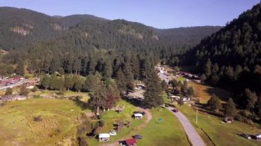 Küçük bir kasaba ve uzak dağları olan bir orman.