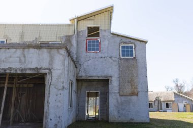 Arkaplan olarak parlak gökyüzü ile tamamlanmamış beton bina