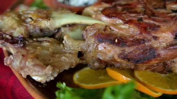 Roasted meat with vegetables and refried beans on colorful tablecloth — Stock Video