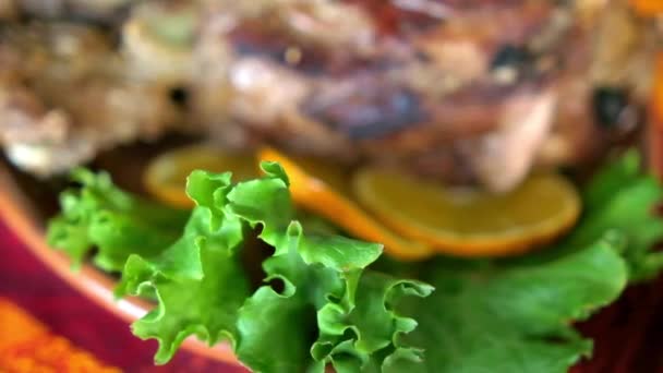 Gebratenes Fleisch mit Gemüse und gebackenen Bohnen auf bunter Tischdecke — Stockvideo