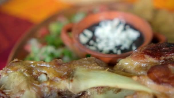 Carne assada e feijão frito acima da toalha de mesa colorida — Vídeo de Stock