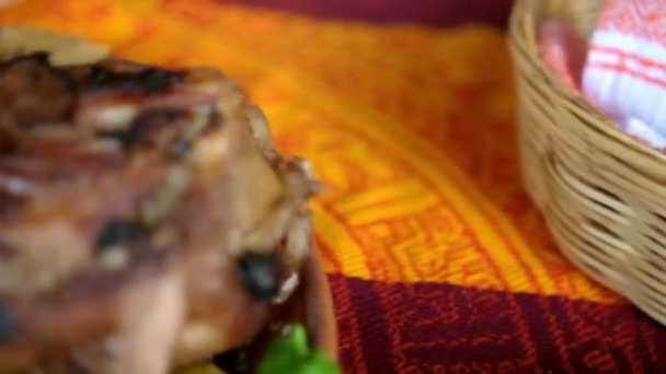 Carne asada y frijoles refritos sobre mantel colorido — Vídeo de stock