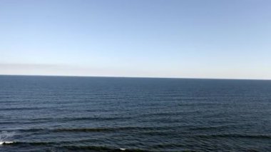 Koyu mavi denizin ve parlak gökyüzünün güzel hava manzarası