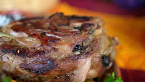 Gebratenes Fleisch mit Gemüse und gebackenen Bohnen auf bunter Tischdecke — Stockvideo