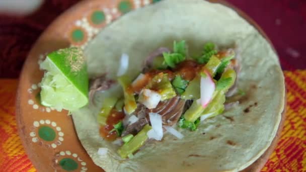 Viande d'agneau mexicaine traditionnelle et nopales taco au-dessus de nappe colorée — Video