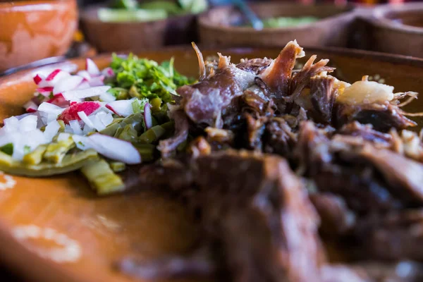 Мексиканці нарізали ягняче м "ясо, гарячі соуси і нарізали вапно у глиняних посудинах. — стокове фото