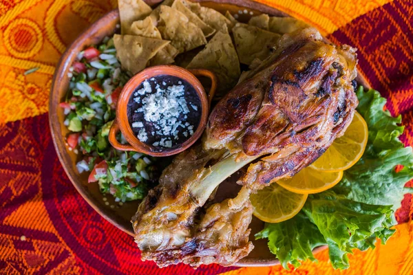 Carne asada con verduras y frijoles refritos en mantel colorido — Foto de Stock