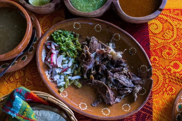 Carne de cordero picada mexicana, salsas calientes y tortillas en mantel colorido —  Fotos de Stock