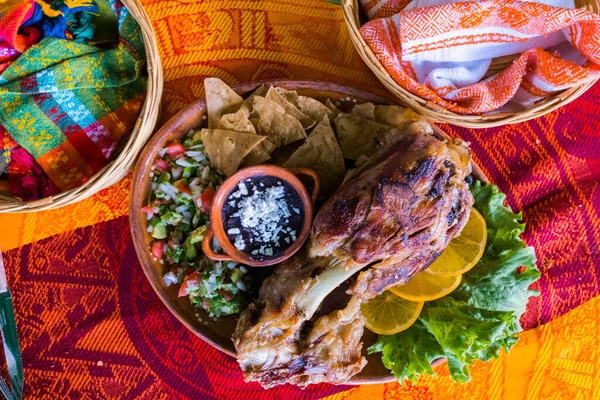 Carne asada con verduras y frijoles refritos en mantel colorido — Foto de Stock