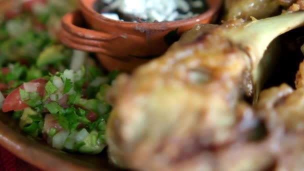 Жареное мясо с овощами и пережаренными бобами на красочной скатерти — стоковое видео