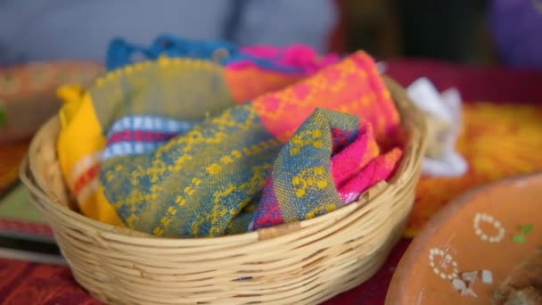 Handwerkliche Tortilla Serviette im Korb über roter und orangefarbener Tischdecke — Stockvideo