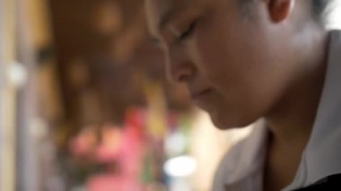 Bulanık geçmişi olan İspanyol kadın aşçının yakın çekimi.