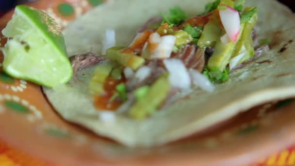 Κοντινό πλάνο του χέρι εκμετάλλευση μεξικάνικο κρέας αρνί taco — Αρχείο Βίντεο