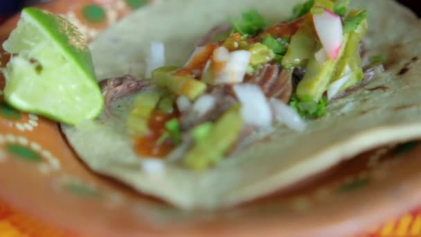 Gros plan sur le taco mexicain à la viande d'agneau — Video